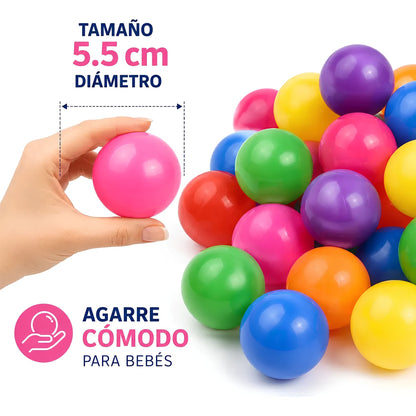 Pelota para piscina infantil de 5,5 cm de diámetro sostenida en una mano